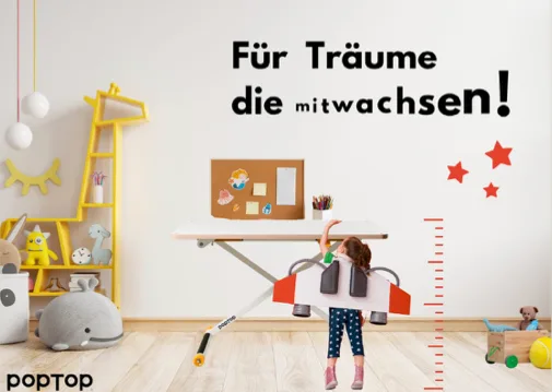 Plakat: ein Kind steht an einem Tisch, daneben ein gelbes Maßband an der Wand, Schriftzug „Für Träume, die mitwachsen!“