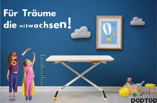 Plakat: zwei Kinder messen sich an einer blauen Wand, daneben der mitwachsende Tisch.