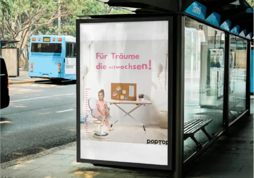 Das Plakat als Citylight an einer Bushaltestelle.